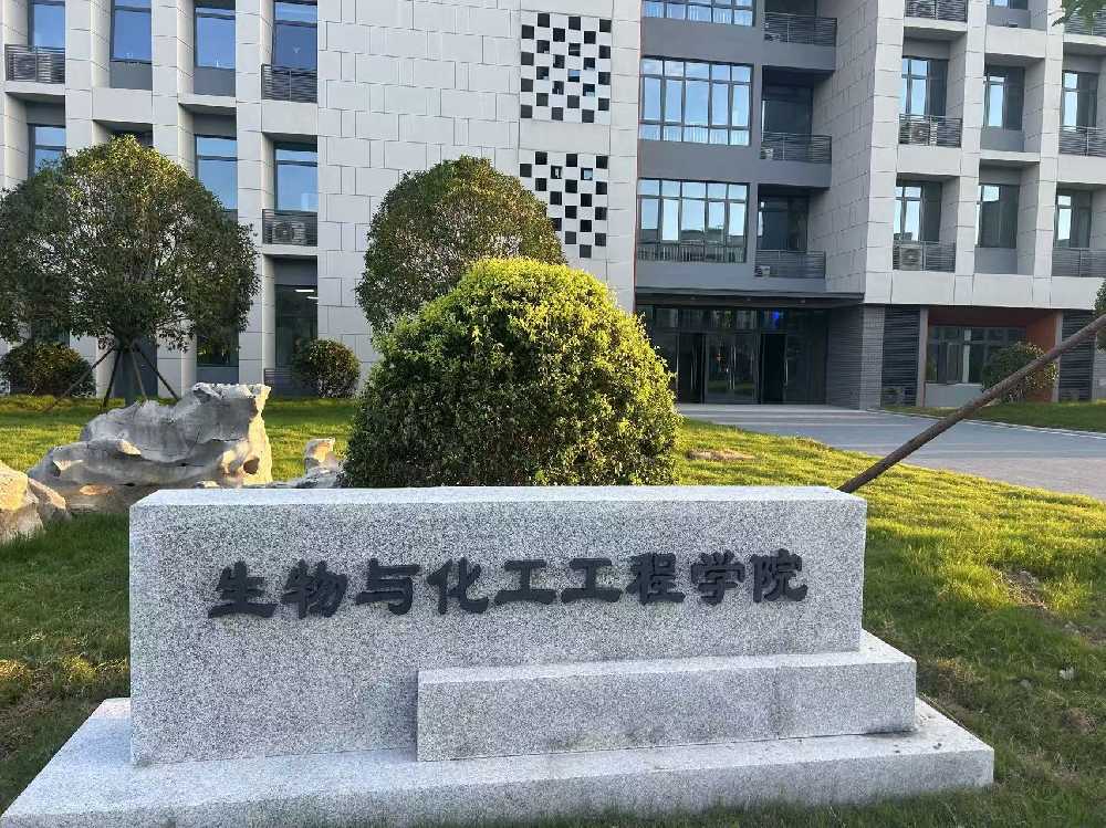 秦淮区扬州职业大学体育场高杆灯项目